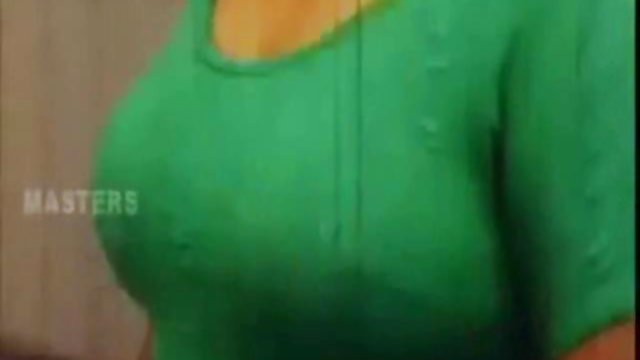 Jovencita viciosa follada a la vez por dos de sus amigos