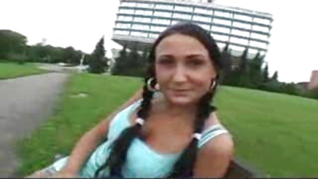 La profesora da una buena lección a esta joven alumna