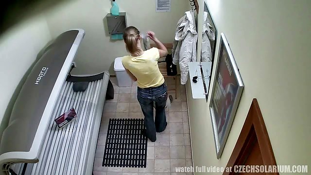 El cabrón se folla a su novia y a su hermana en un trío