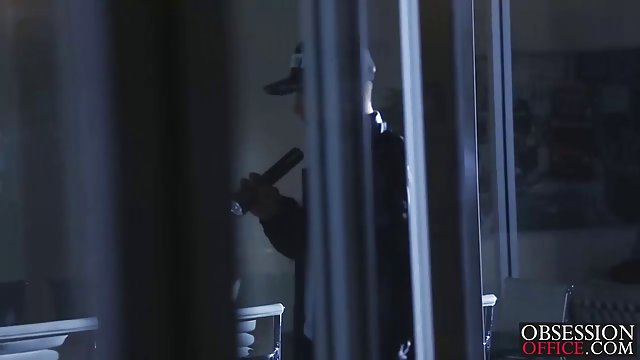Kendra Sunderland tragándose la polla negra de este tío