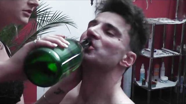 Pareja amateur se graba teniendo sexo casero en el sofá