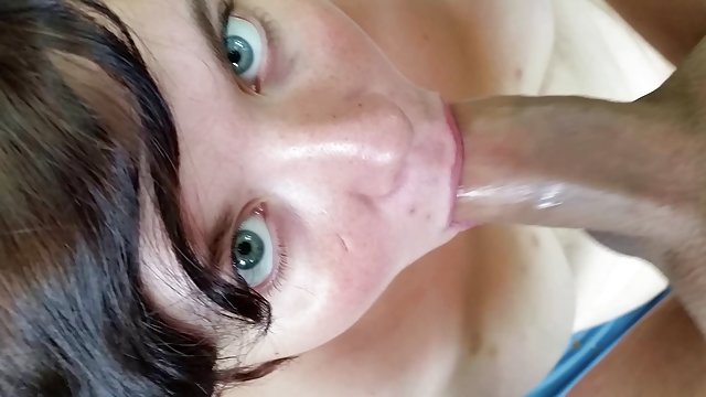 Un salido le va enseñando el pene a jovencitas por la calle
