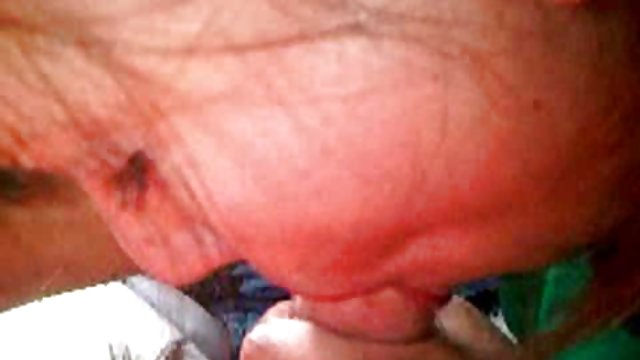 Una joven y tatuada fan se folla a un viejo guitarrista de rock