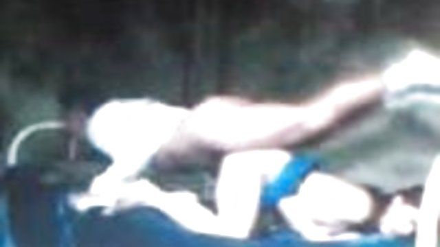 Ava Taylor y una amiga comparten la polla de un amigo