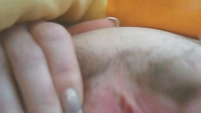 La hija llega pronto a casa y pilla a su madre con su novio
