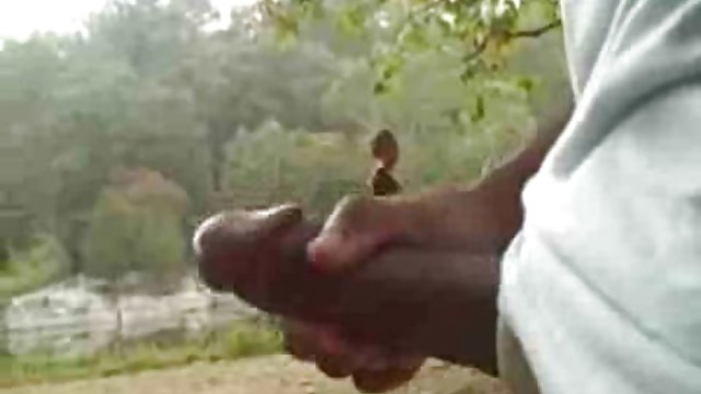 La madura mete en su casa a un chico joven para follárselo