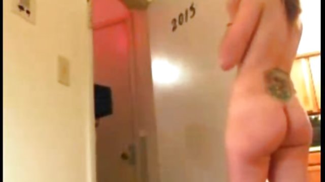Los hermanos negros le hacen una DP a la camarera del bar