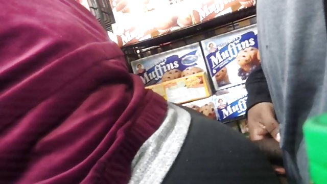 Morbosa pelirroja tatuada se masturba con dos consoladores