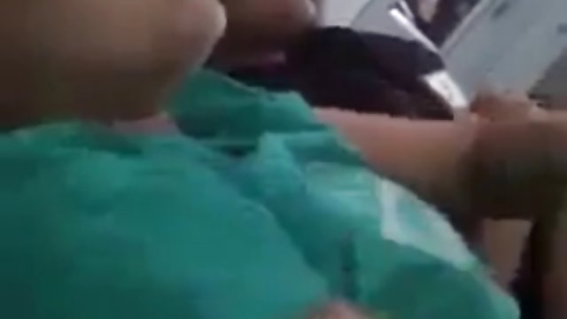 Deja que te ponga crema no se te vayan a quemar las tetas