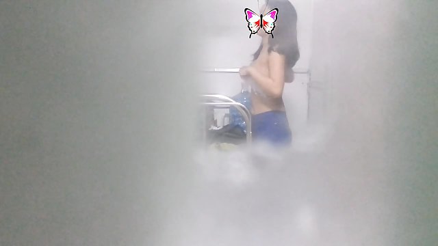 El profesor le acaba comiendo el coño a su alumna