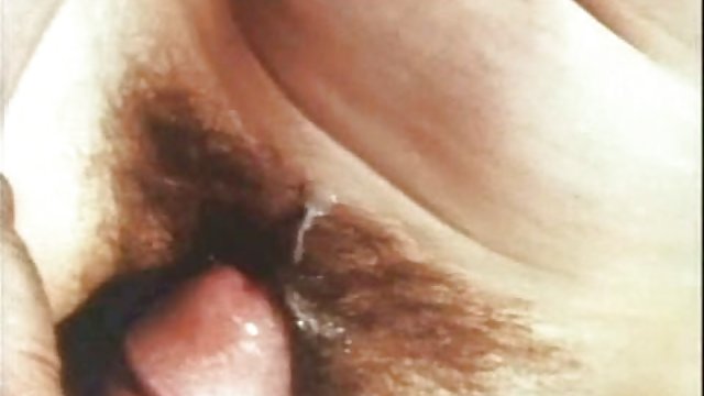 La agarro del pelo y se la meto hasta el fondo, menuda perra
