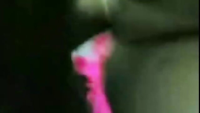 Pilla a su hijo haciéndose una paja y ella se pone a cien