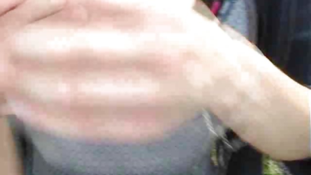 El chico del servicio no aguanta más y se folla a esta madura