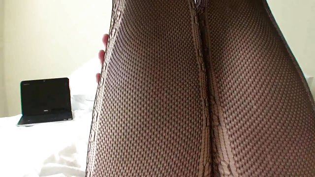 La tía se pone de rodillas y me hace una muy buena mamada