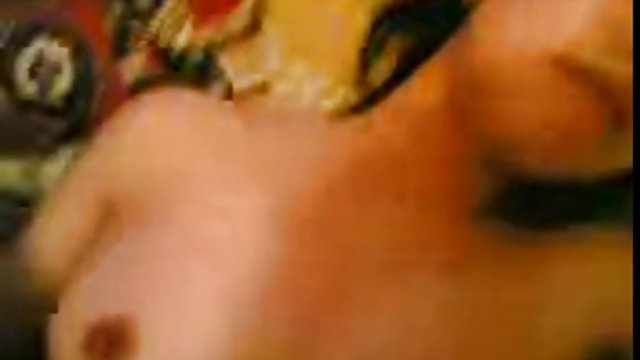 No falla, quiere polla, se saca las tetas y la consigue