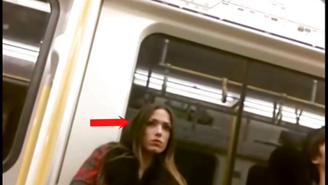 Mientras limpio el suelo mamá mete sus dedos en mi vagina
