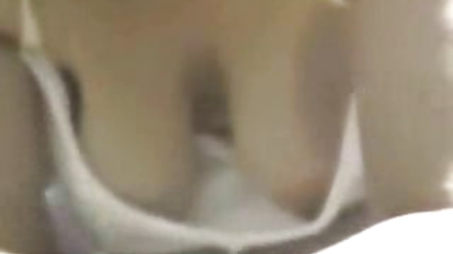 Su novio llegará tarde, así que se folla a un amigo suyo