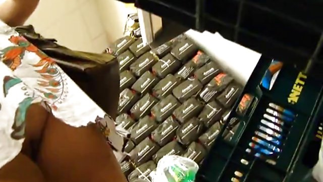 Una clienta se acaba follando al técnico del servicio habitaciones
