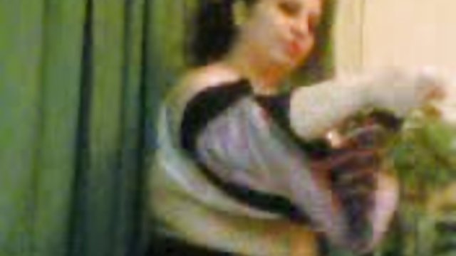 Jovencita delgada se masturba el coño con un pepino