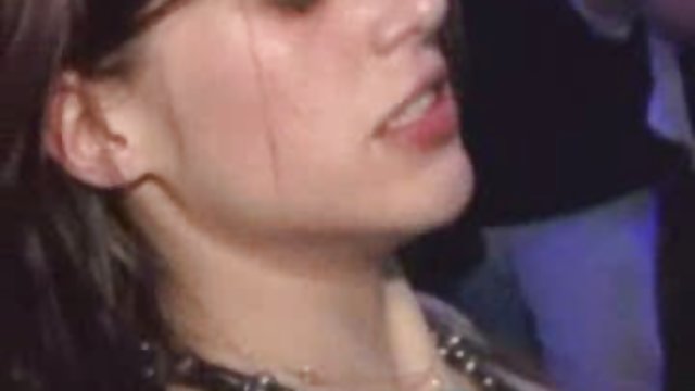 La masajista tiene las manos largas, que cachonda es..