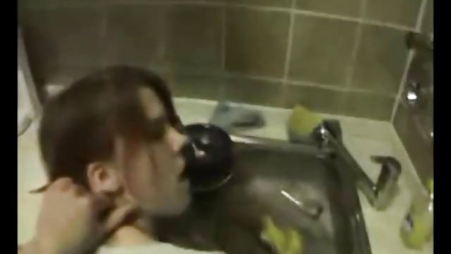 Latina de 21 años demostrando lo bien que la sabe chupar