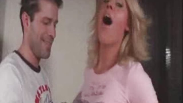 Rubia tetona muy sexy se presenta a una audición porno
