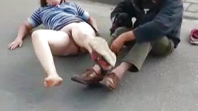 Joder mamá, tu amiga no para de tocarme la polla, joder..