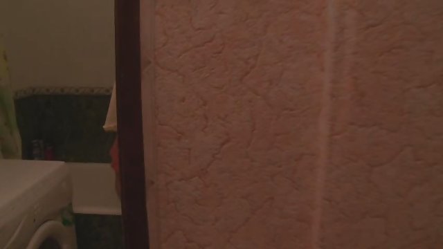 Llega a casa y pilla a sus padres follando con su chica