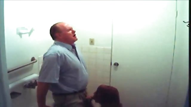 Se sube a la chica a la habitación y se la acaba follando