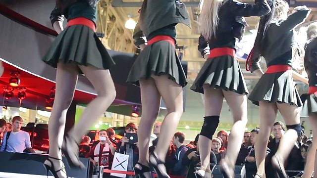 Tras estar toda la noche de fiesta se cepilla a dos fiesteros