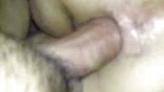 Dolorosa doble penetración para esta joven rubia y cachonda