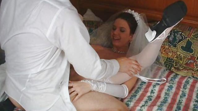 Pillo a mamá de rodillas y delante de mi novio, que puta es !!