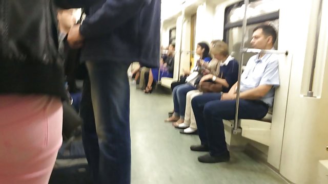 Les entra el calentón y se ponen a follar en mitad del cine