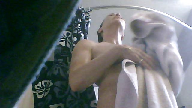Probando el juguete que le a regalado su novio para follar